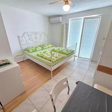 Daire Fuer 4 Personen- 150m Vom Entfernt By Interhome Novi Vinodolski